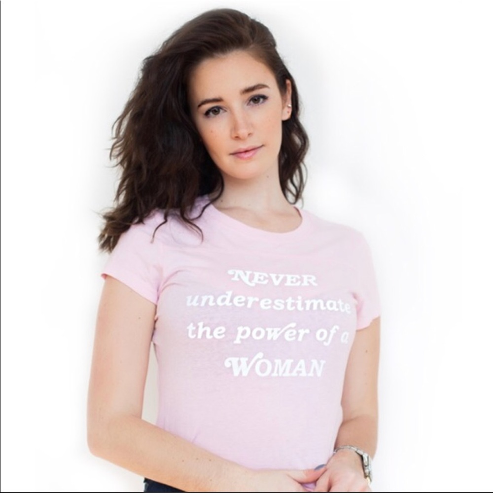 NWOT Never Underestimate the Power of a Woman TEE